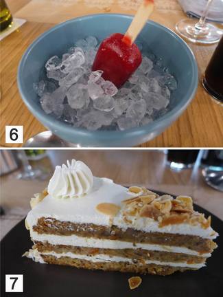 Helado de frambuesa y tarta de zanahoria