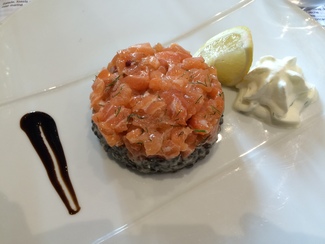 Duo de tartar de salmón y lentejas