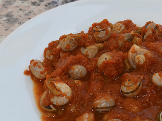 Caracolitos pequeños con tomate