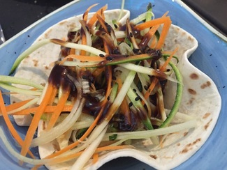 Taco de pato con barbacoa oriental, hinojo y pepino