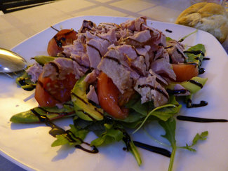 Ensalada de la casa, a base de tomates, aguacates, pimientos asados y bonito elaborado en casa