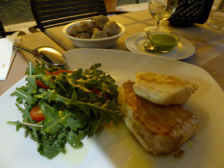 Pez mantequilla a la plancha, con ensalada de tomate y rúcula y papas arrugadas con mojo verde