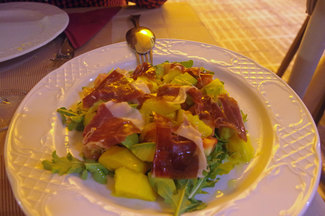 Ensalada  de jamón ibérico, manga, aguacates y rúcula