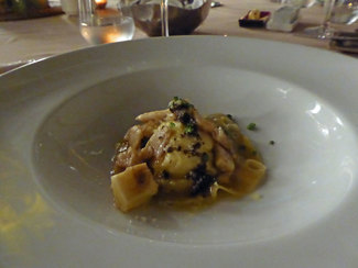 Ravioli de queso flor de las nieves con cantarelas, trufa negra y parmesano