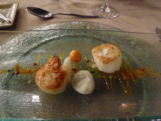 Vieiras a la parrilla con yogourth griego y fruta de la pasión