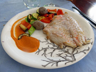 Alfonsiño a la plancha con verduritas y papas arrugadas con mojo rojo