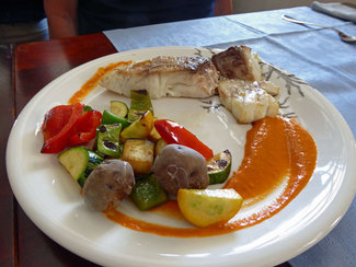 Sama roquera a la plancha con verduritas y papas arrugadas con mojo rojo