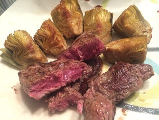 Solomillo y alcachofitas