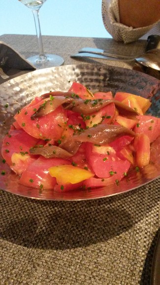 Tomate aliñao con anchoas