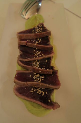 Tataki de atún con crema de guacamole