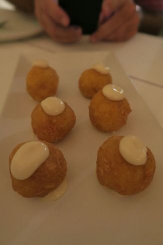 Buñuelos de bacalao con allioli de miel