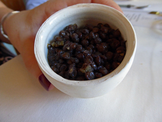 Caviar vegetal : raiz de apio, puerro, trufa y lenteja beluga.