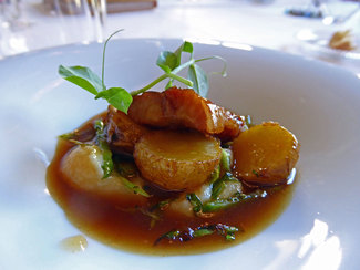Anguila ahumada, manitas y papas aliñás 