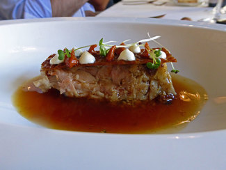 Cabrito confitado, su jugo y especias