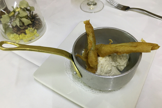 Sardinas crujientes con cítricos y albahaca con emulsión de soja y ajo negro