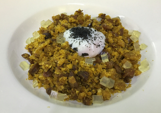 Migas a la pastora con embutido, huevo y gelatina de moscatel