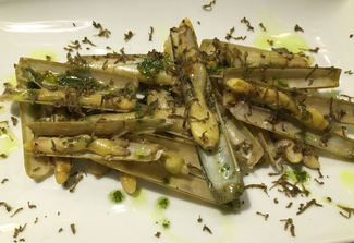 Navajas, aceite de hierbabuena y tinta negra