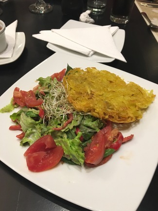 Ensalada con torta de yuca