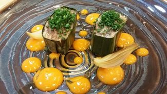 Atún asado sobre sarmientos en hoja de plátano