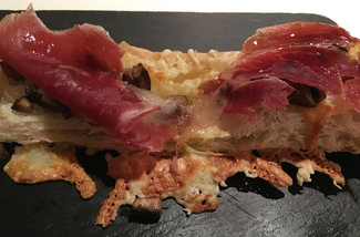 Pan de cristal con jamón y setas