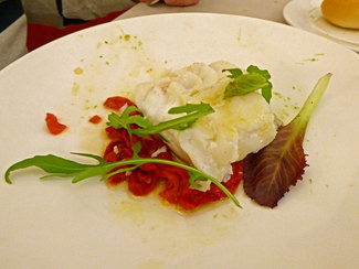 Lascas de bacalao negro confitado, pilpil de toques de mostaza y brotes verdes