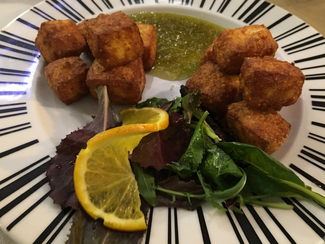 Crujiente de Queso con Mermelada de Pimiento Verde.