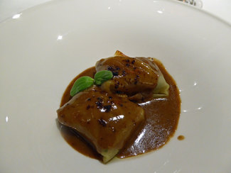 Pasta rellena de longaniza de Graus, pera conferencia y espinaca con crema de mostaza y jugo de caña 