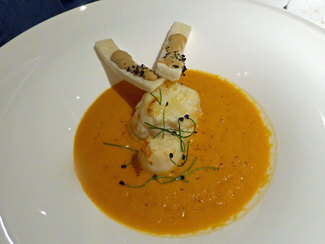 Medallón de rape en salsa bullabesa y rouille de azafrán, cayena y ajo negro en tostas 