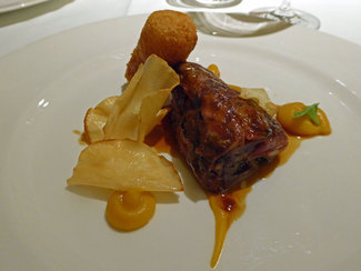 Paletilla de cabrito, chips de yuca y croqueta de queso de Ecuador