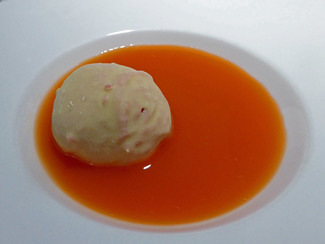 Bombón helado de fresa con sopa cítrica