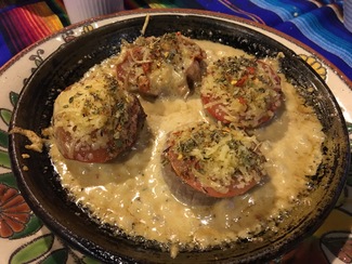 Solomillo a la crema y tomate gratinado