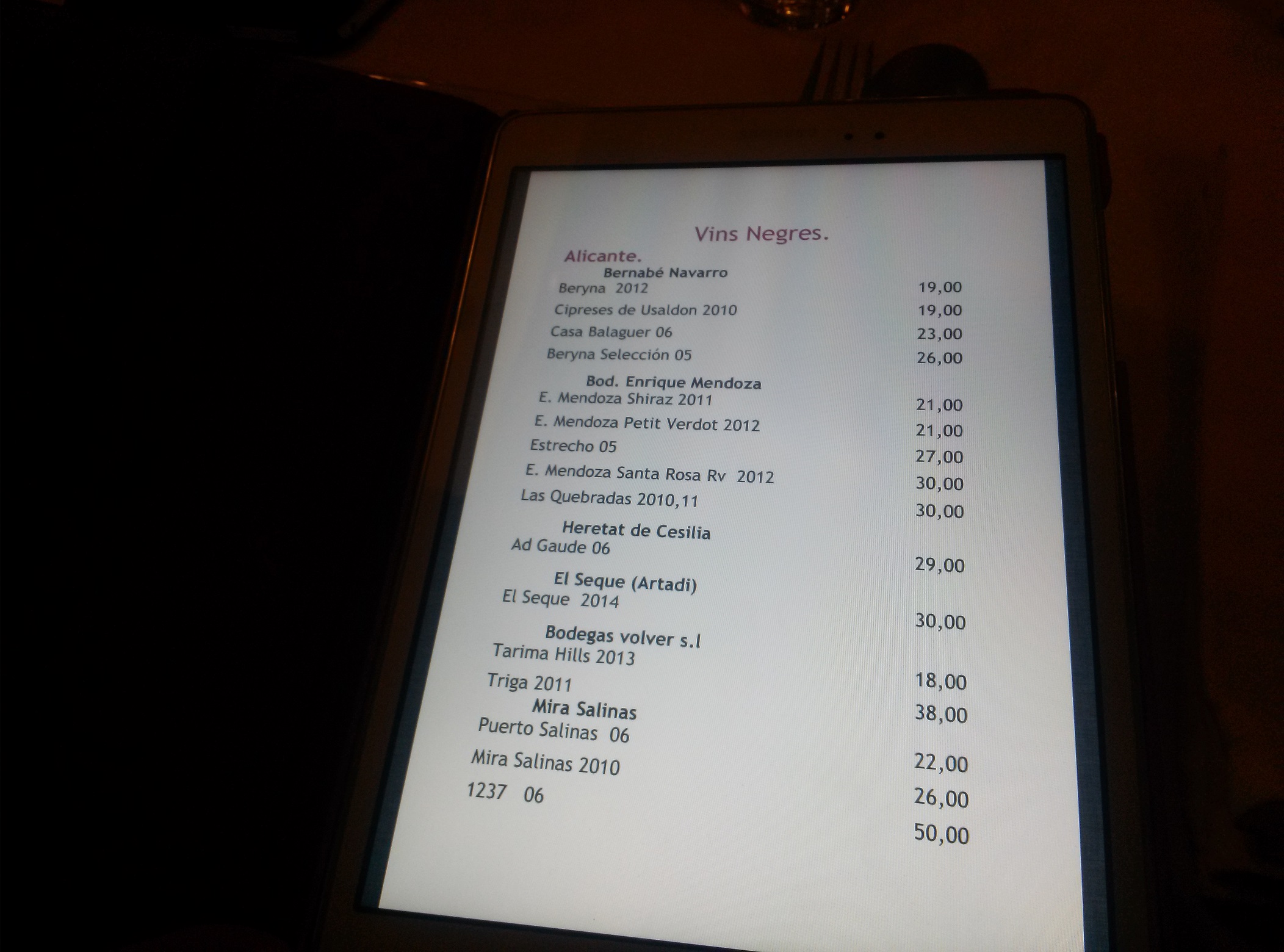 Tablet con extensa carta de vinos...