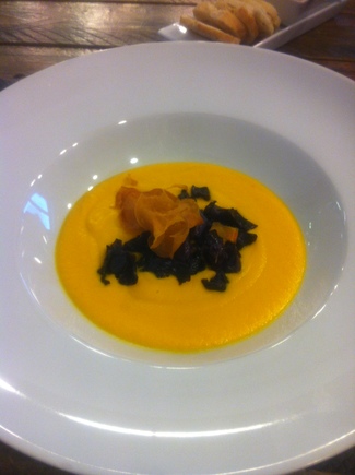 Crema de Carlota y salteado de lombarda con chips de moniato peruano