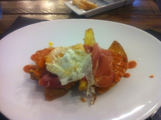 Huevo estrellado con salda romescu y jamón