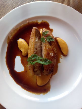 Pechuga de pato mudo curada, su jugo y puré de boniato