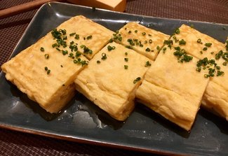 Dashimaki con caldo de bonito deshidratado.