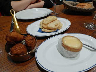 Buñuelos de bacalao y Torta de Trujillo
