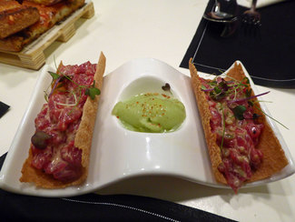 Taco-steak con helado de mostaza y encurtidos