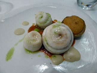 Lenguado acompañado de crema de hinojo y alcachofa rellena de marisco