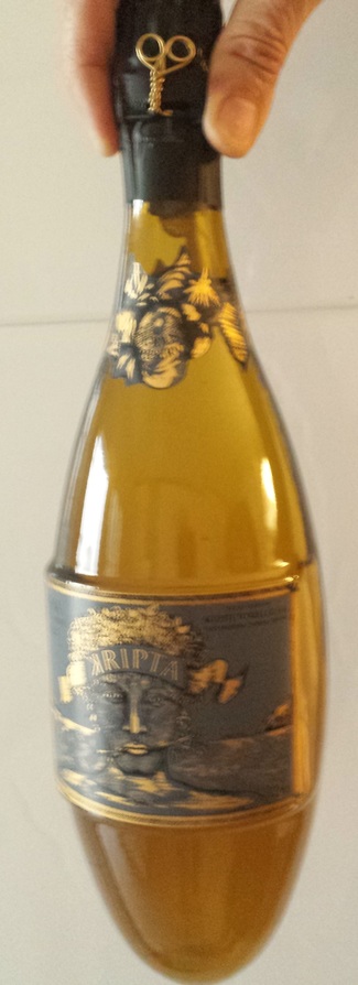 Curiosa botella ovalada