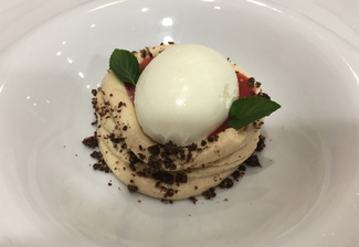 Natillas espumosas con chocolate, helado de canela y galleta.