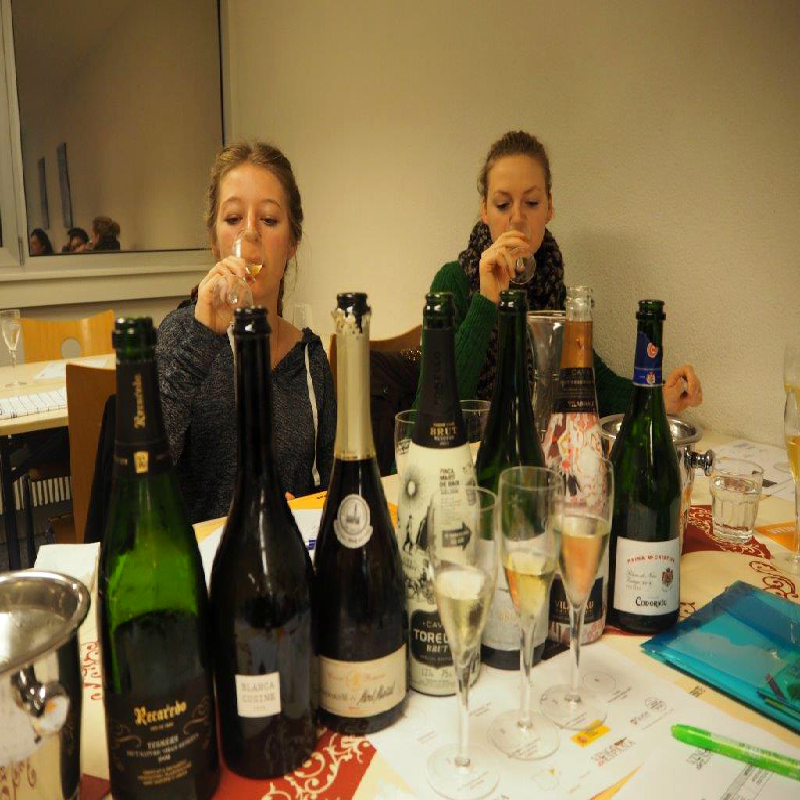 Siete prestigiosas escuelas de hostelería suizas han abierto sus puertas al Cava
