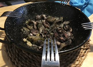 Sepionets negres de platja amb carxofa.