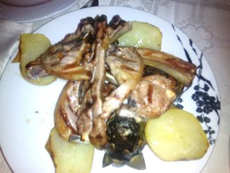 Xai amb patates al caliu i carxofex a la brasa