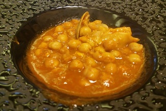 Garbanzos con rape y almejas