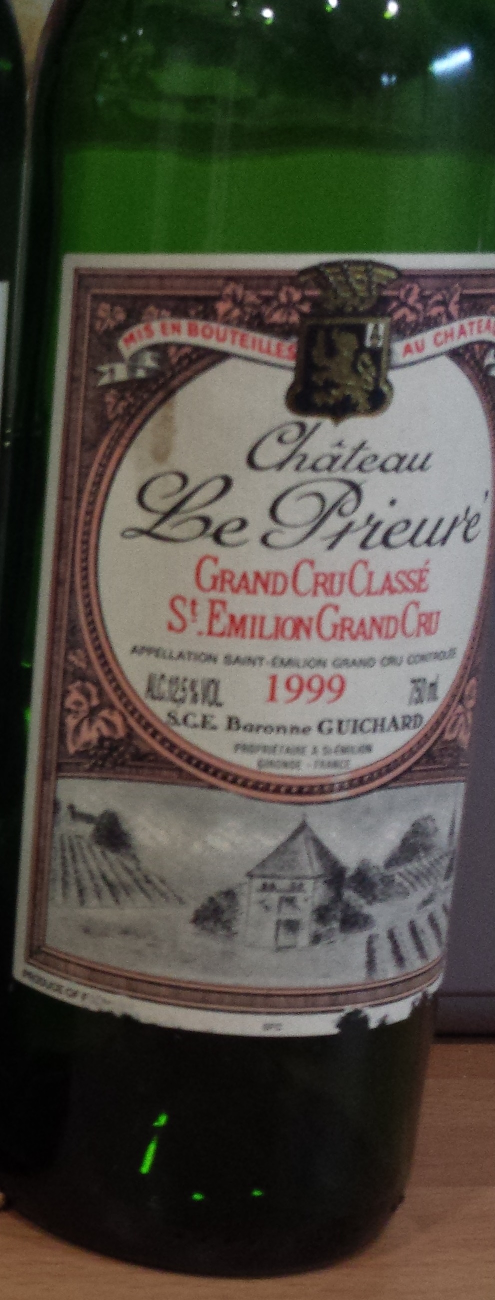 Este St. Emillion nos decepcionó un poco. La botella catada en Abril de 2015 fue algo espectacular. Nos quedan más para ver qué sucede.