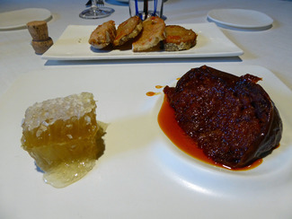 Sobrasada con panal de miel, acompañada de pan con tomate