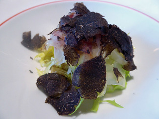Ensalada de alcachofas con escarola, lomo de vaca vieja y trufa tuber melanosporum