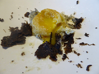 Huevo frito con trufa tuber melanosporum al descubierto