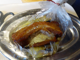 Papillote de papada de cerdo, trufa tuber melanosporum y patata, presentacion del plato